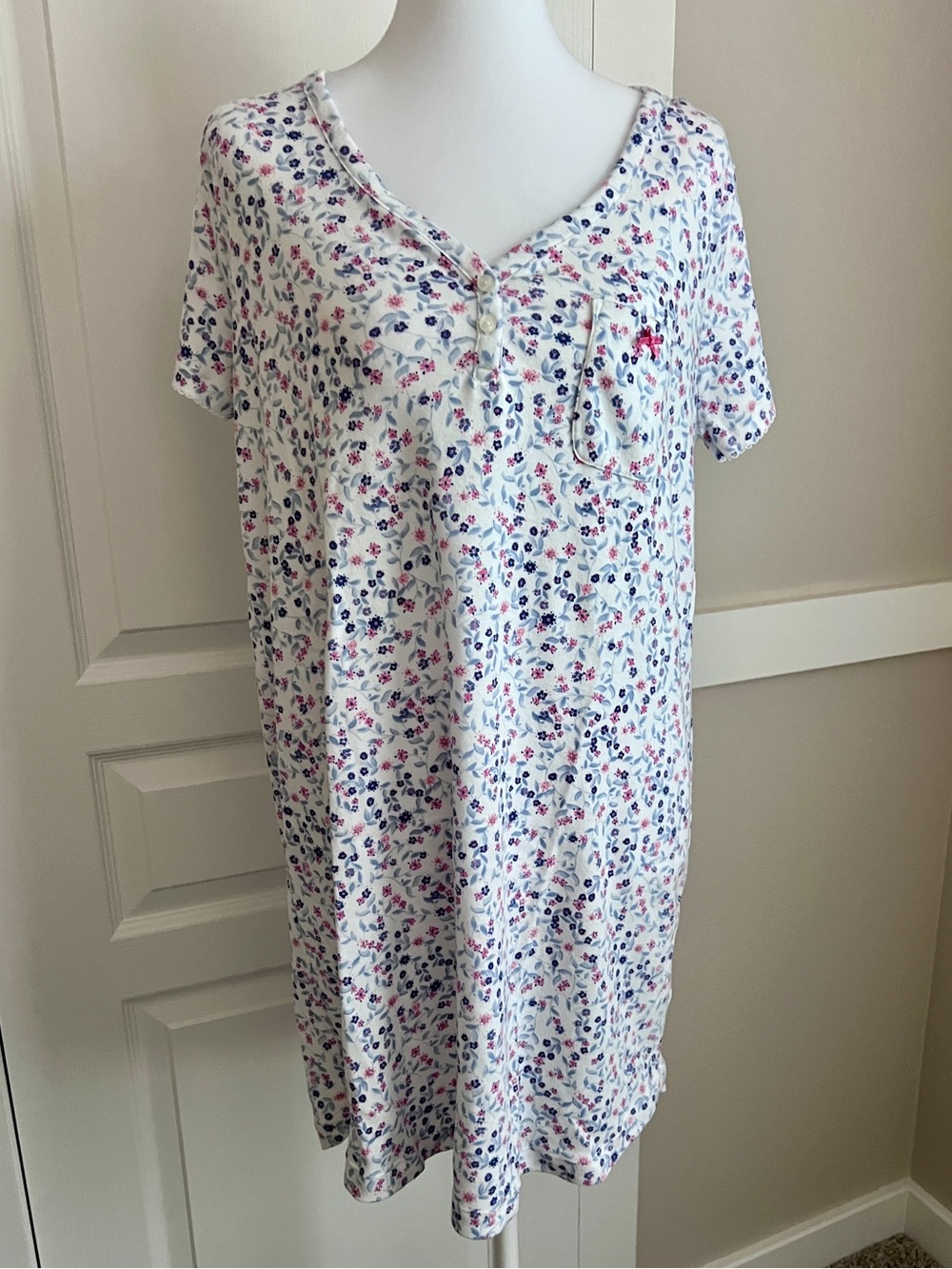 Karen Neuburger Ditsy Floral Henley Short Sleeve Nightgown - Size Medium